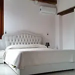 V Bed and Breakfast