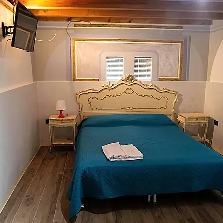 V Bed & Breakfast