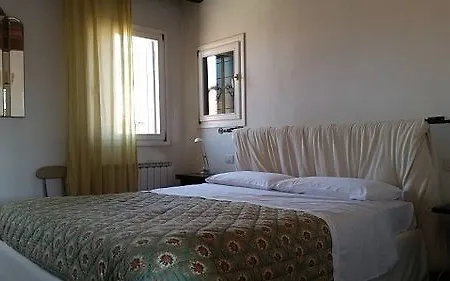 V Bed & Breakfast 3*